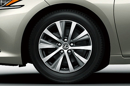 切削光輝＋ミディアムグレーメタリック塗装の17インチホイール（中央）を標準装備するほか、専用デザインの18インチホイール（右）をオプション設定