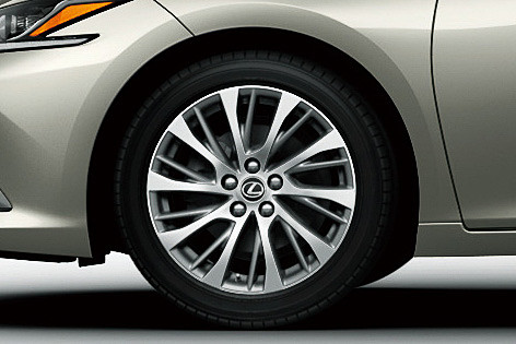 切削光輝＋ミディアムグレーメタリック塗装の17インチホイール（中央）を標準装備するほか、専用デザインの18インチホイール（右）をオプション設定