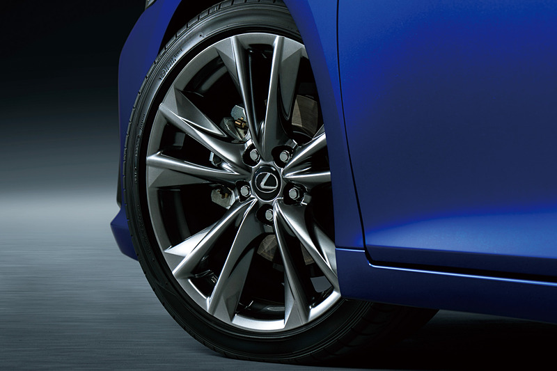 235/40 R19タイヤと専用アルミホイールを組み合わせて採用