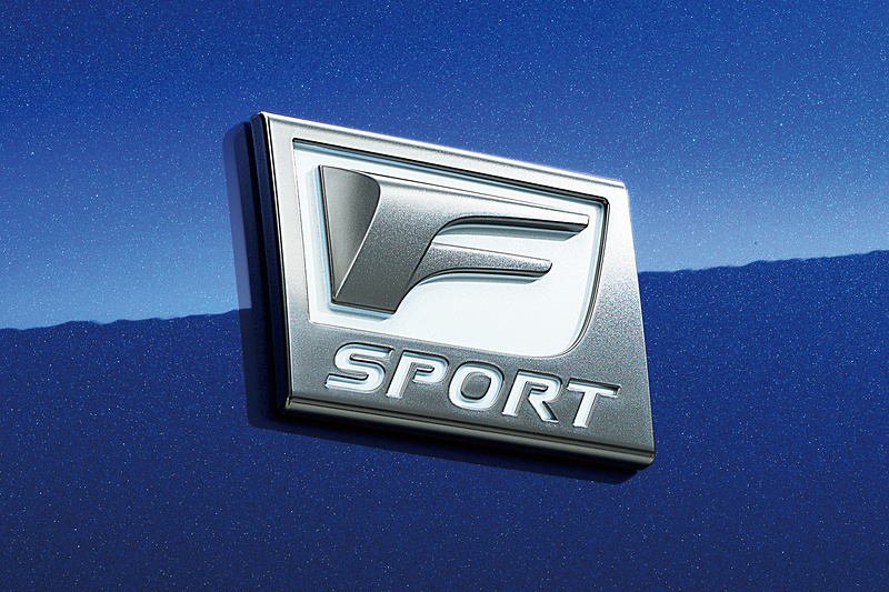 フロントフェンダー後方に装着する“F SPORT”専用エンブレム