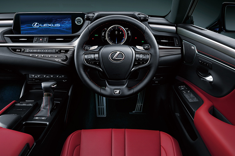 “F SPORT”のステアリングでは、走行性能の開発ドライバーである「TAKUMIドライバー」が運転中にグリップにかかる圧力分布を測定。手のひら中央のフィット感を確保するグリップ断面形状を採用している