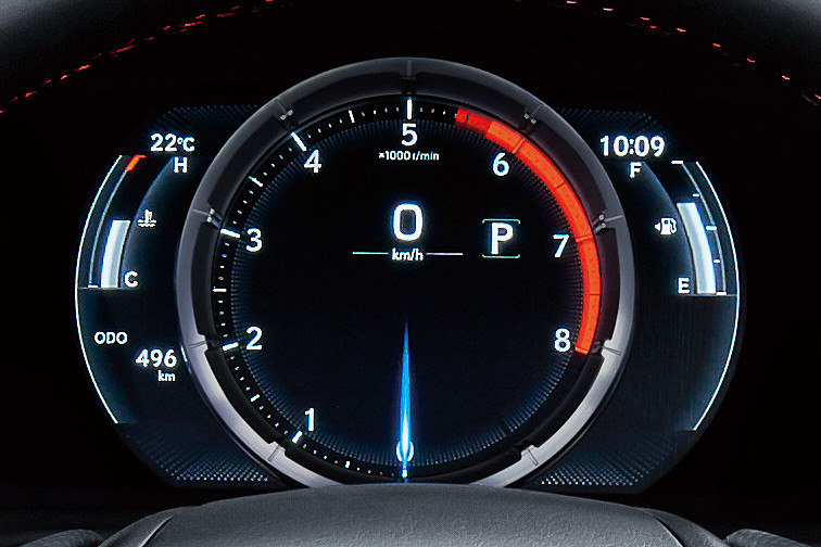 “F SPORT”専用TFT液晶式メーターは、タコメーター内にスピードをデジタル表示する可動式メーターリングを採用。必要によってメーターリングが右側にスライドし、左側をマルチインフォメーションディスプレイとしてさまざまな設定変更などを操作可能にする