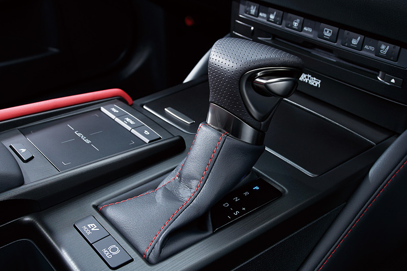 シフトセレクターも表皮にディンプルが入り、レッドステッチを備える専用アイテム