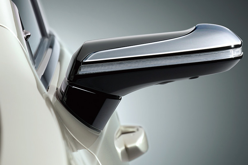 デジタルアウターミラーのハウジングは、メッキ加飾やウインカーを装備