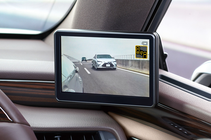鏡面の代わりに車両後方の状態を映し出す5インチディスプレイ。故障時にはブルースクリーン化して異常発生を通知