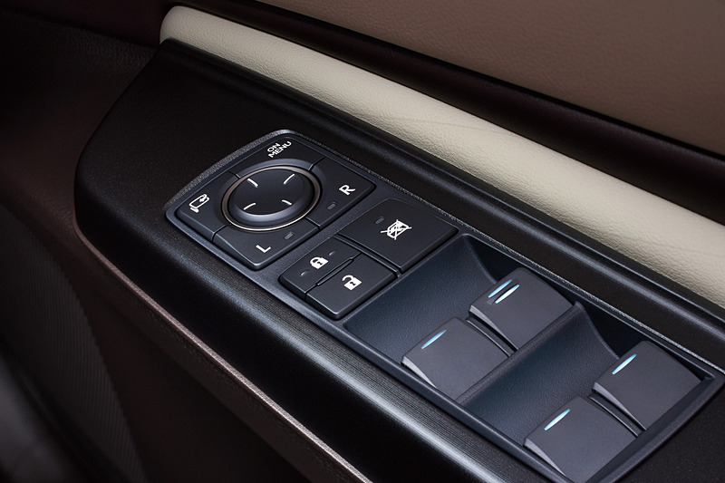 電動ドアミラーと同じように表示角度の調整を行なうほか、機能の切り替えや拡大表示の手動操作などを行なう「ON/MENUボタン」を設定