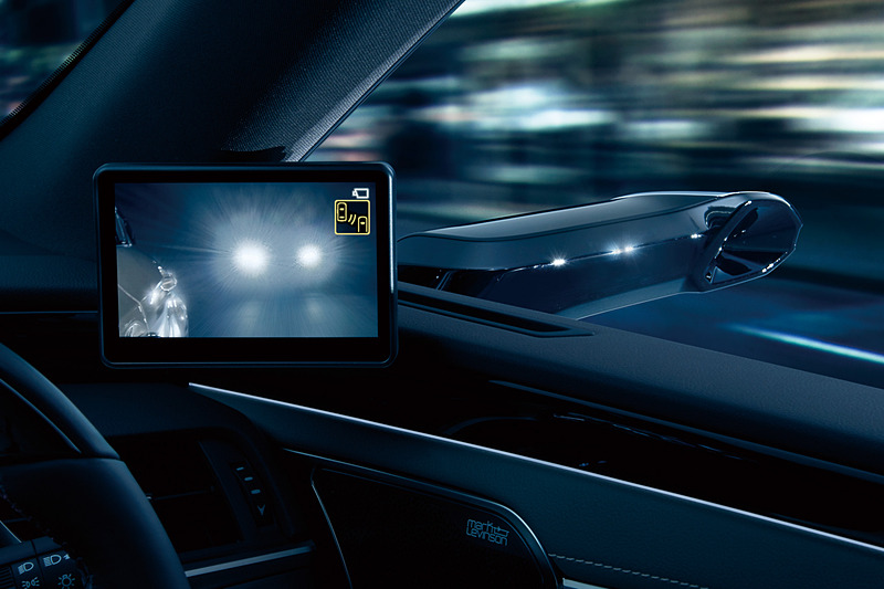 後続車のヘッドライトといった明るすぎる状況に加え、夜間で街灯がないような暗すぎる場所で画像補正を行ない、車両後方の情報量を増やす