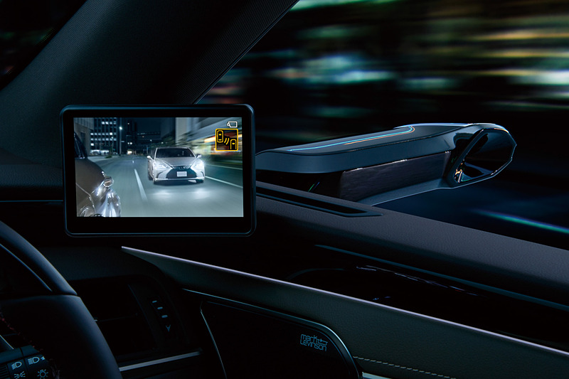 後続車のヘッドライトといった明るすぎる状況に加え、夜間で街灯がないような暗すぎる場所で画像補正を行ない、車両後方の情報量を増やす