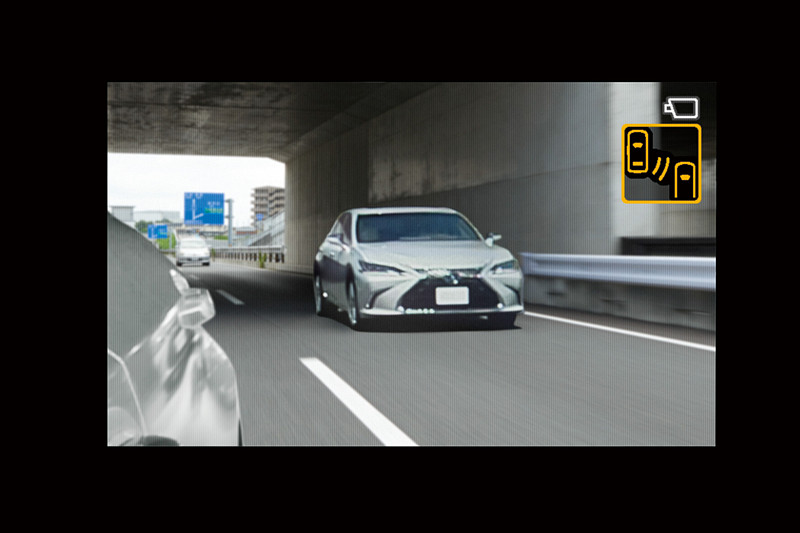 ウインカー操作に連動して表示範囲をワイド化。ドアミラーでは死角になるエリアや低い位置まで表示して、安全確認をサポートする