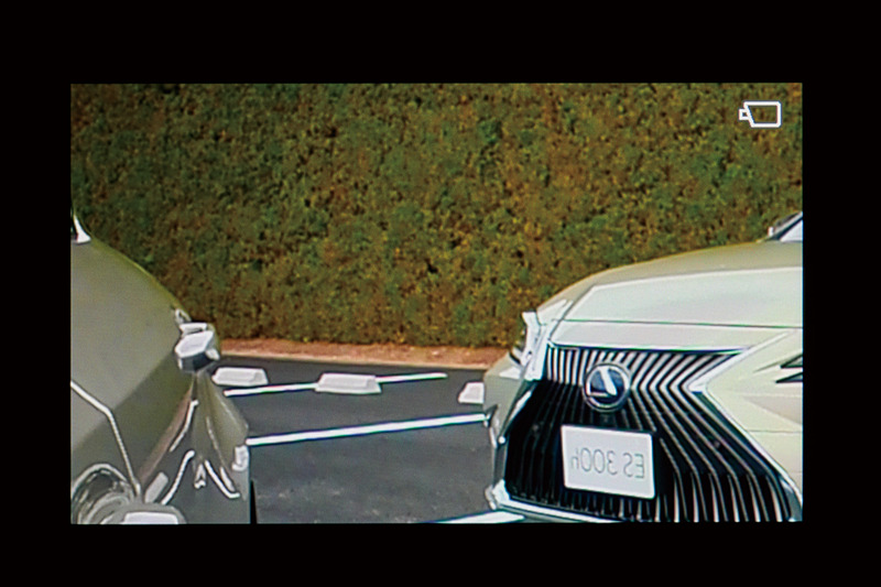 駐車などのシーンでリバースレンジと連動。通常表示（左）からワイド表示に切り換えて確認できるエリアを広げるほか、接触する危険性がある場所に赤いラインを追加する