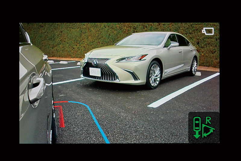 駐車などのシーンでリバースレンジと連動。通常表示（左）からワイド表示に切り換えて確認できるエリアを広げるほか、接触する危険性がある場所に赤いラインを追加する