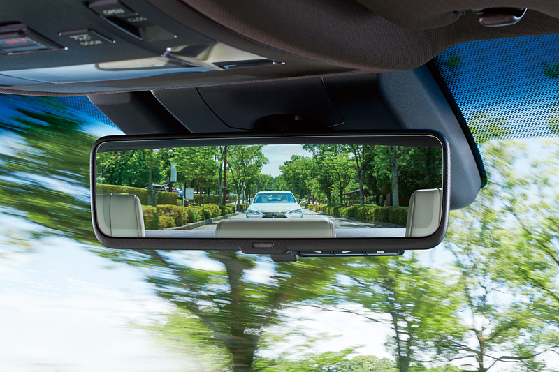 ルームミラーにカメラ映像を映す「デジタルインナーミラー」は“version L”と“F SPORT”にオプション設定