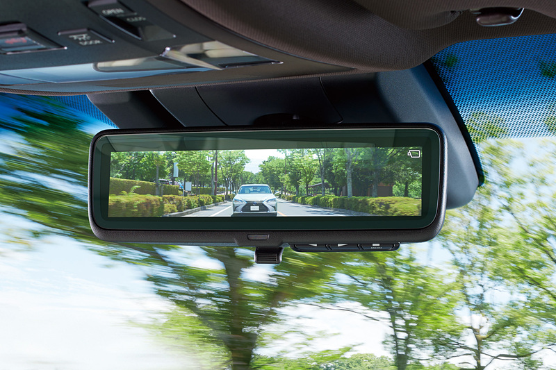 ルームミラーにカメラ映像を映す「デジタルインナーミラー」は“version L”と“F SPORT”にオプション設定