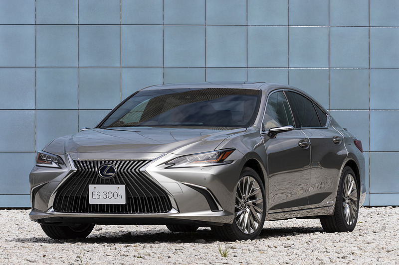 ES300h“version L”。ボディカラーはアイスエクリュマイカメタリック。