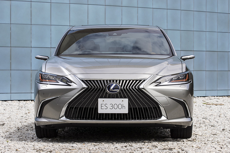 ES300h“version L”。ボディカラーはアイスエクリュマイカメタリック。