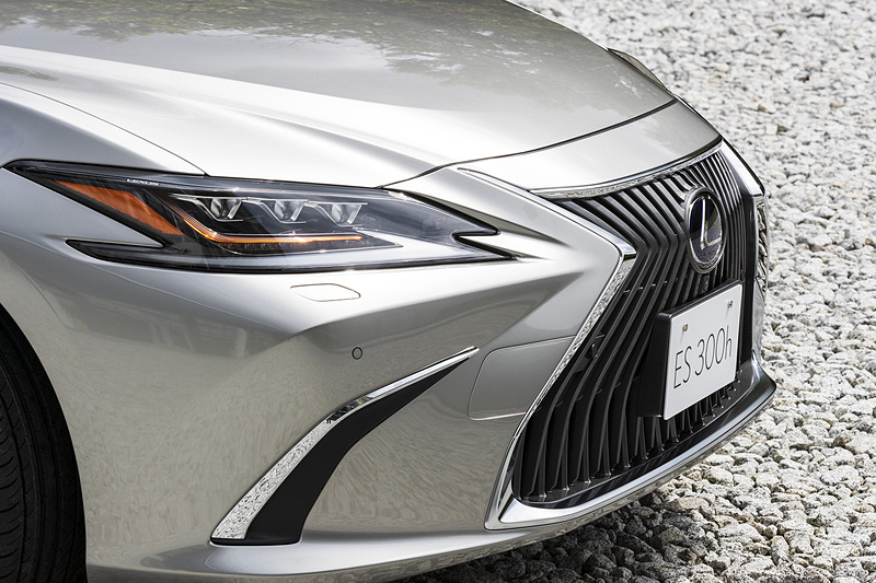 ノーズには縦桟のスピンドルグリルを採用しワイドかつシャープな印象を強める