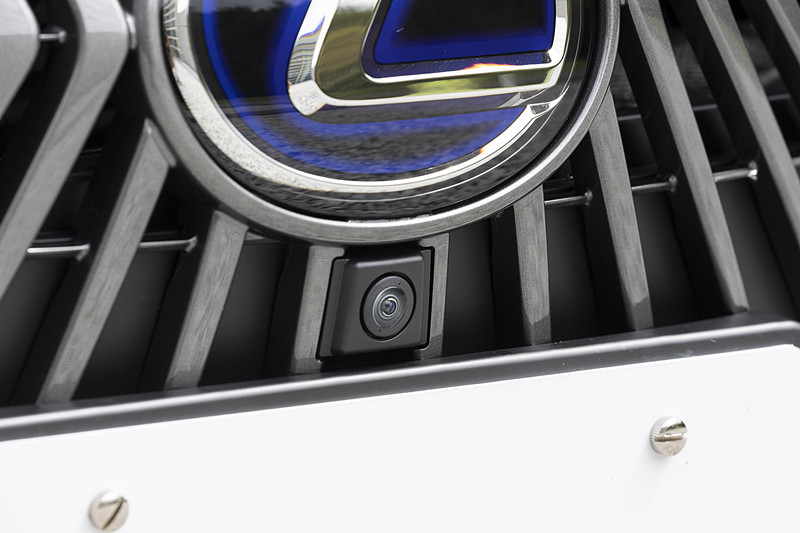 グリルにはフロントカメラが埋め込まれる