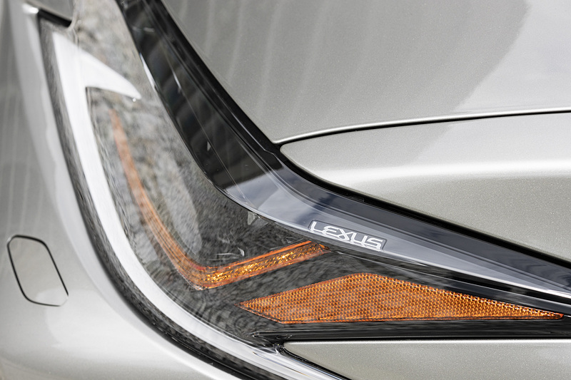 ヘッドライト内にはLEXUSの文字が刻まれる