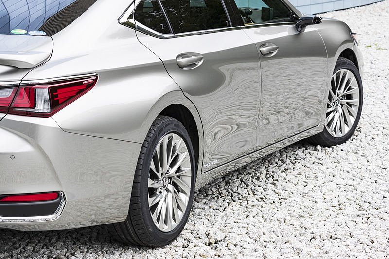 直線的なショルダーラインとボリューム感のあるフェンダーまわりのコンビネーションにより、走りのイメージを演出