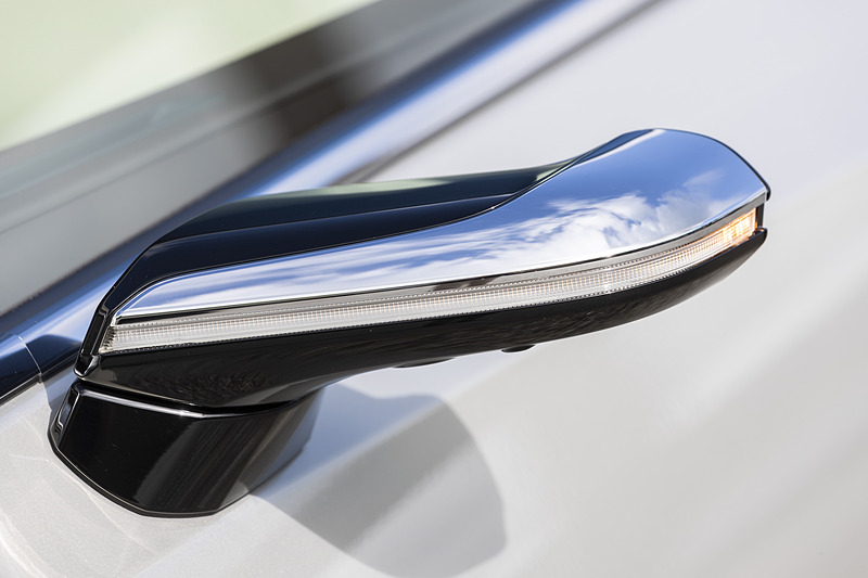 量産車としては世界初となるデジタルアウターミラーをオプション設定