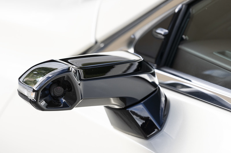 量産車としては世界初となるデジタルアウターミラーをオプション設定
