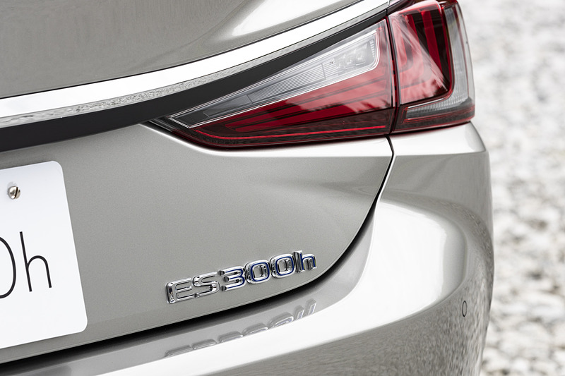 トランクリッド下部にバッヂが付く