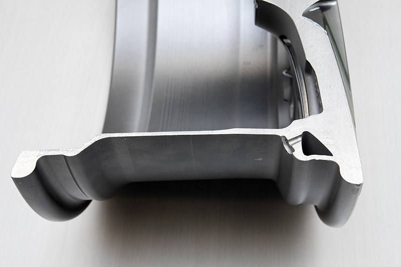 タイヤ内側とリム部に設けられた空気室をつなぐことで共鳴音を低減する仕組み