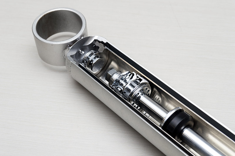 バルブ部に極低速用のプレートを1枚追加。このプレートのたわみがバルブの役目を果たすことにより微小な動きに対応し乗り心地の向上を実現