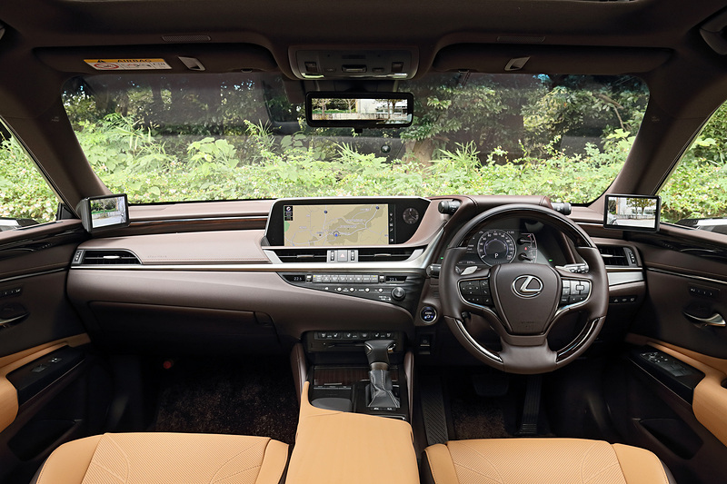 広がり感とともにドライバーズシート側には適度な包まれ感のあるインパネまわり。インテリアカラーはトパーズブラウン