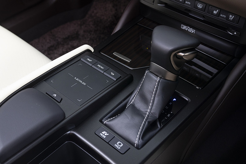 シフトまわり。左側はナビ＆AVなどを操作するためのタッチパッド