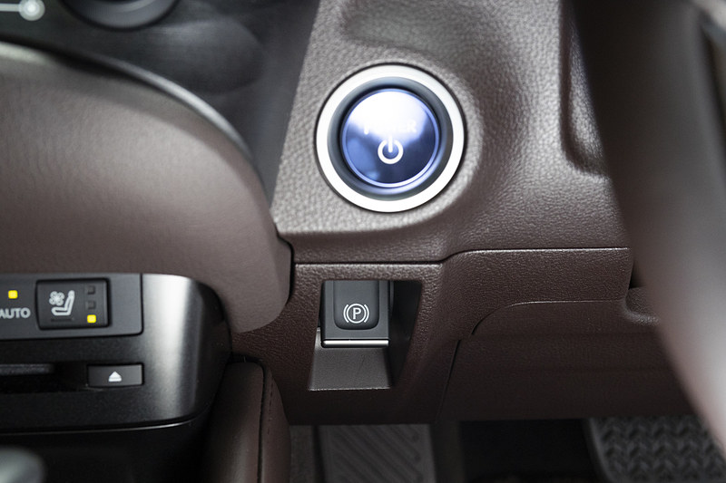 下部にパーキングブレーキ用のスイッチがある