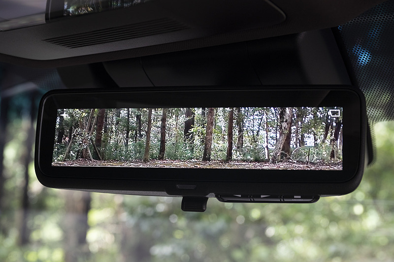 カメラを利用して後方を確認可能なデジタルインナーミラーはES300h以外にオプション設定される