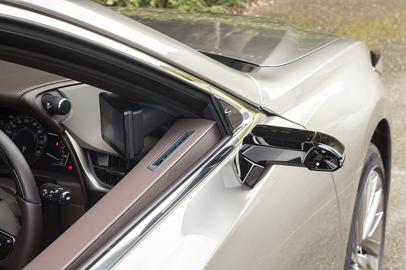 量産車としては世界初となるデジタルアウターミラー