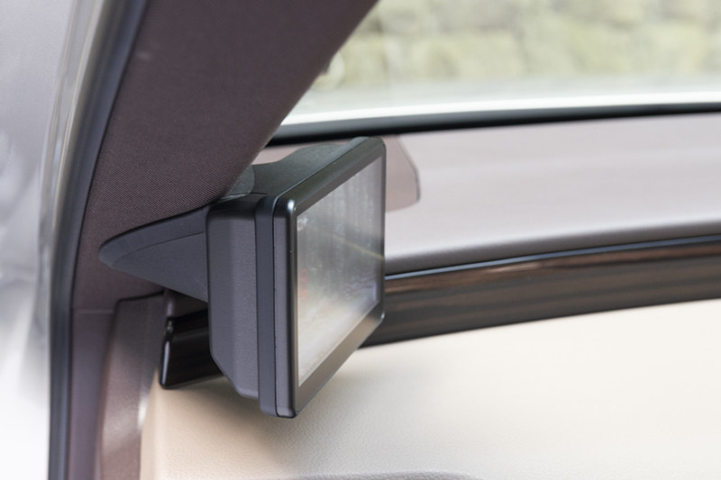 表示用モニターは5インチで左右ピラー下部に装着される