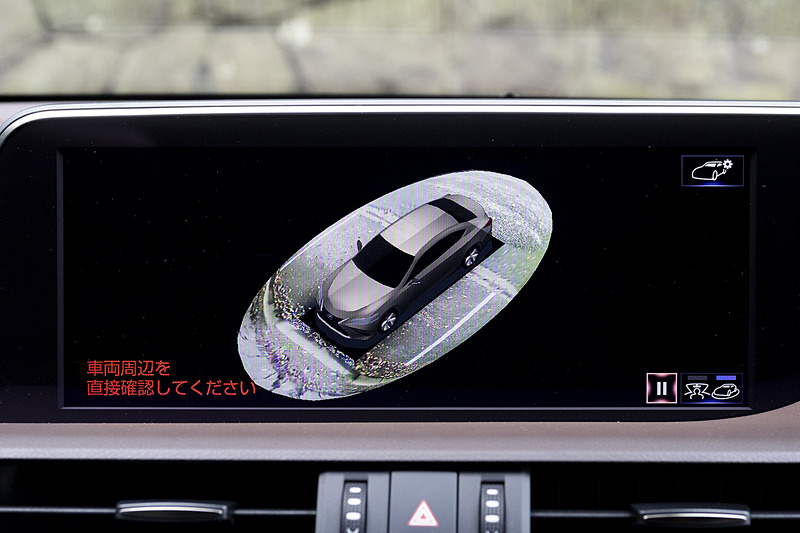 version Lには車両周囲を確認できるパノラミックビューモニターも搭載