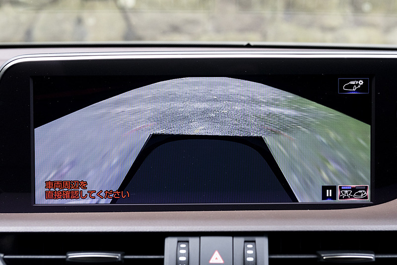 version Lには車両周囲を確認できるパノラミックビューモニターも搭載