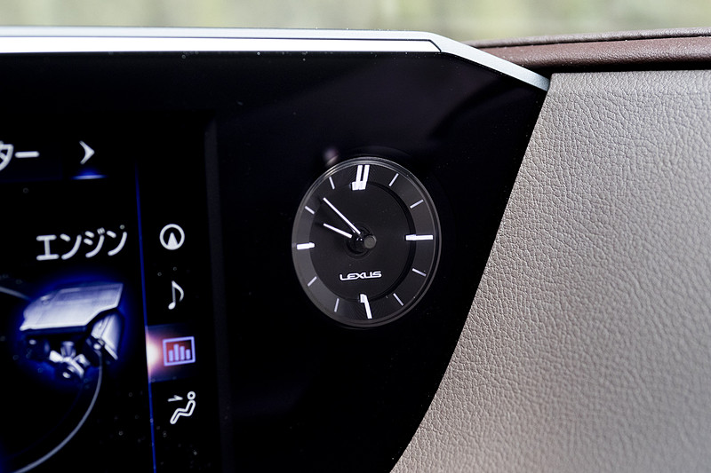 ディスプレイ横にはアナログタイプの時計を用意