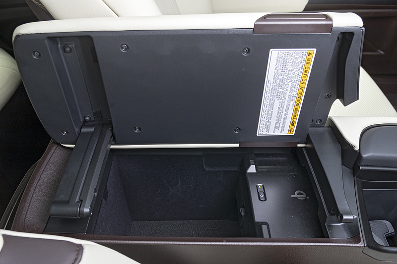 フロントセンターコンソールは左右どちらからも開閉可能。内部にはスマートフォンの充電が可能な「置くだけ充電」も用意