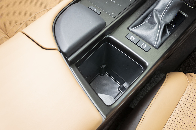 シフト後方のドリンクホルダーには深さを変えることができるギミックを用意