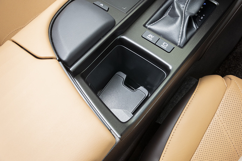 シフト後方のドリンクホルダーには深さを変えることができるギミックを用意