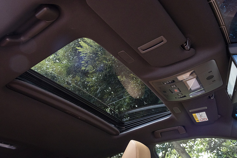 チルト＆スライド可能なムーンルーフは標準装備