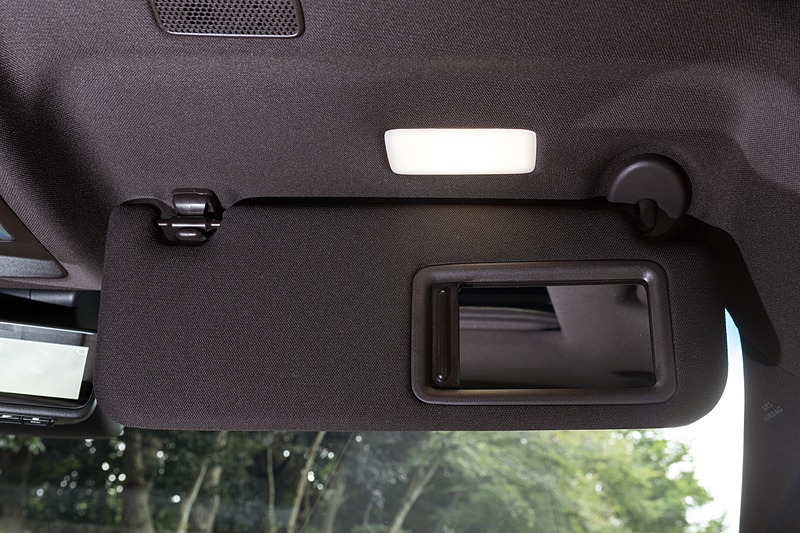 サンバイザー裏には照明付きのバニティミラーが用意される