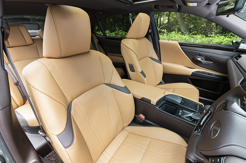 フロントシートはスポーティな形状。version Lはベンチレーション＆ヒーター機能付きのセミアニリン本革シートを装備