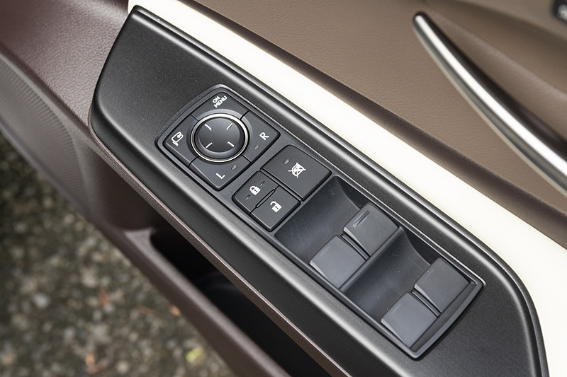 アームレストにはパワーウィンドウとデジタルアウターミラー用のスイッチが付く