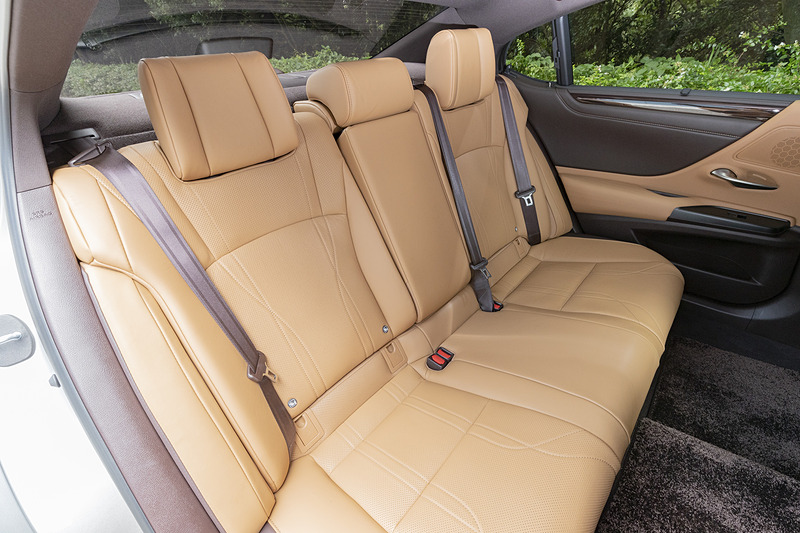 右席がリクライニングした状態