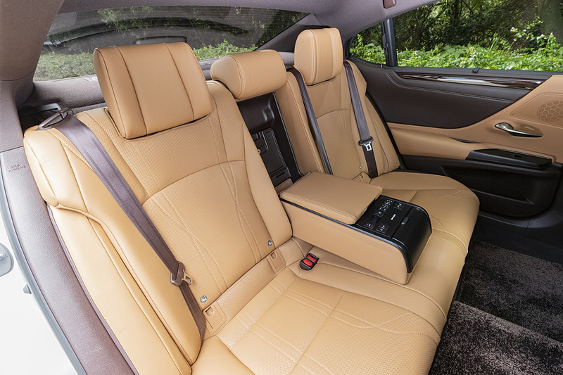 センターアームレストを装備