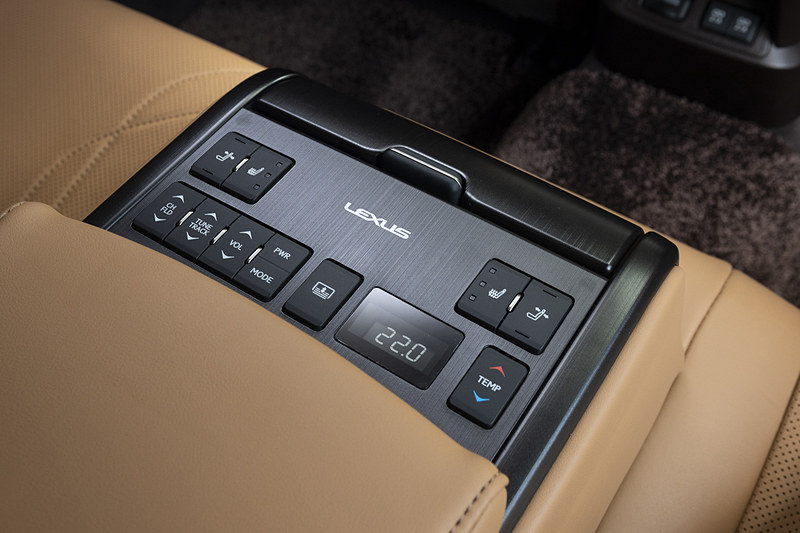 エアコンや電動シートなどのスイッチが付く