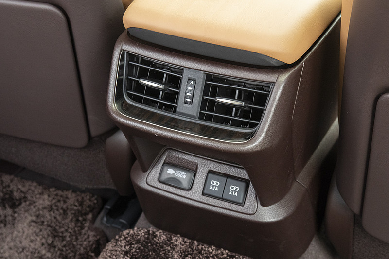 フロントセンターコンソール後端に後席用のエアコン吹き出し口を装備