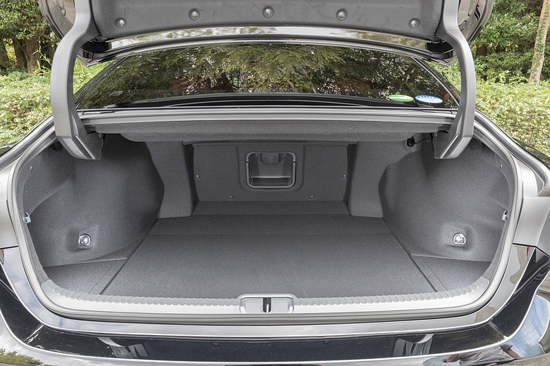 ハイブリッド用バッテリーをリアシート下部に設置するため、ラゲッジは443Lの大容量を確保