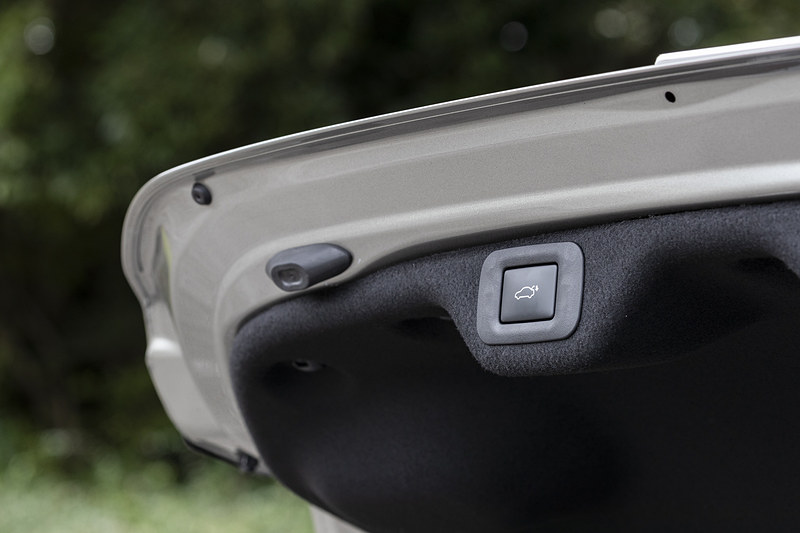 トランクリッドは電動タイプ。スイッチのほかキーを持っていればバンパー下に足を出し入れすることで開閉が可能